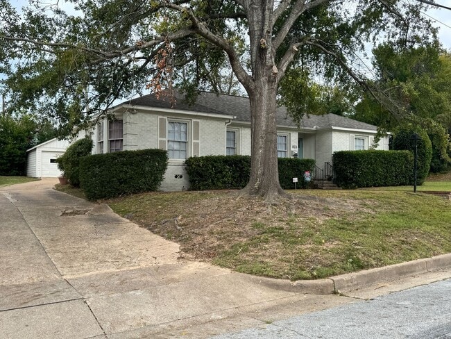 Photo - 823 W. Fifth Street