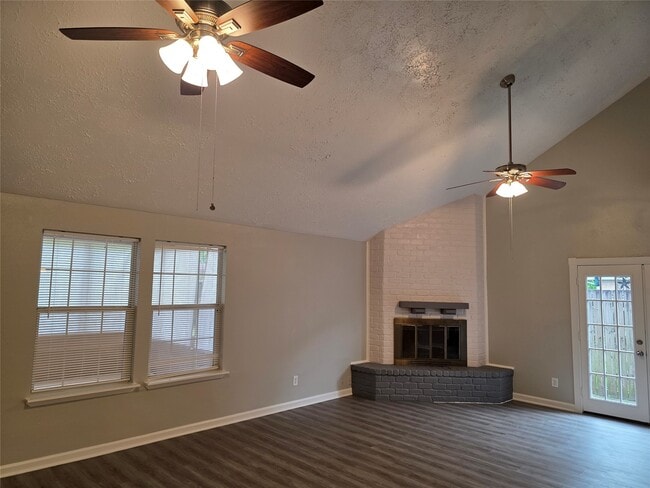 Photo - 507 Leicester Ln