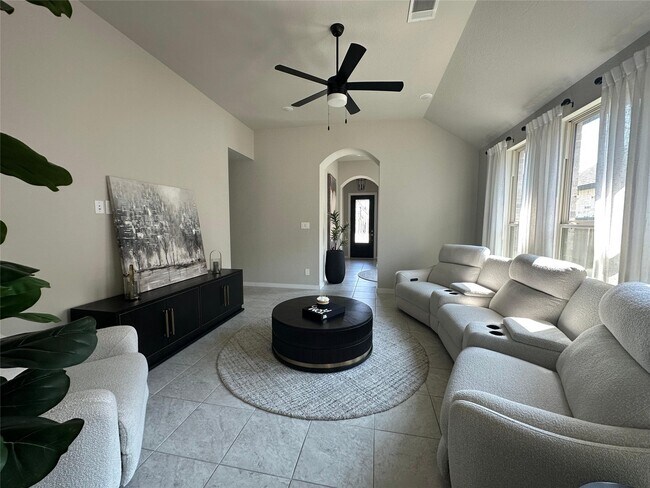 Photo - 122 Nightshade St