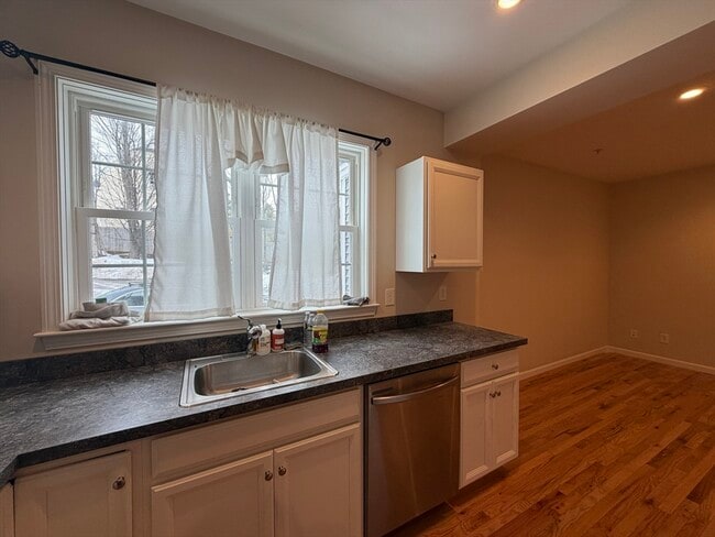 Photo - 160 Summer St Unidad 3