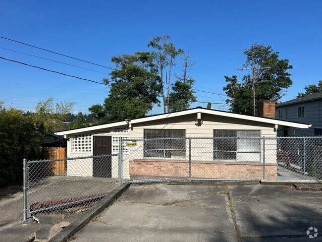 Building Photo - Large 3 bed, 2 bath house in South Seattle...