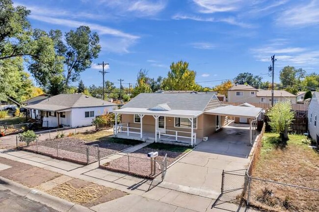 Large porch and carport fits 2+ cars - 2121 S Corona Ave House