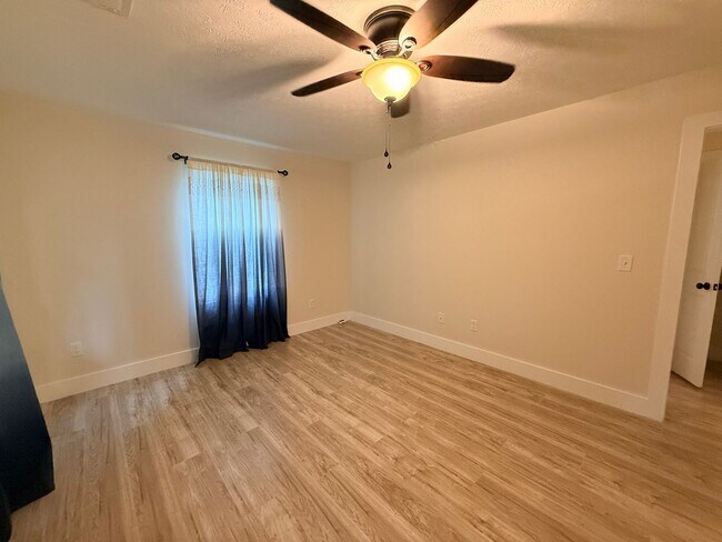Photo - 400 Gayle Way