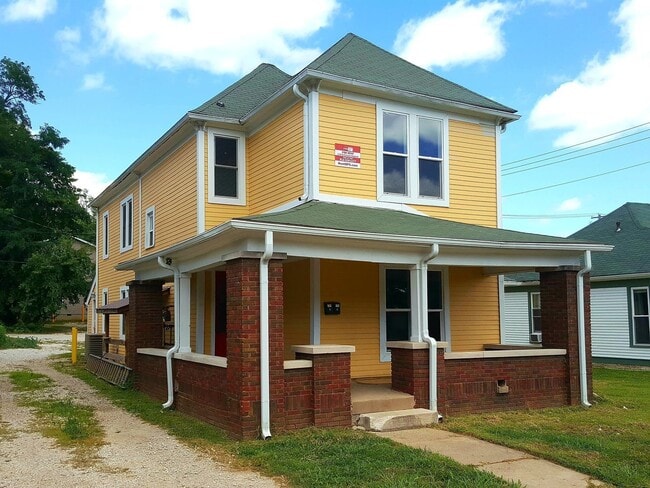 Building Photo - 303 E 10th St Rental