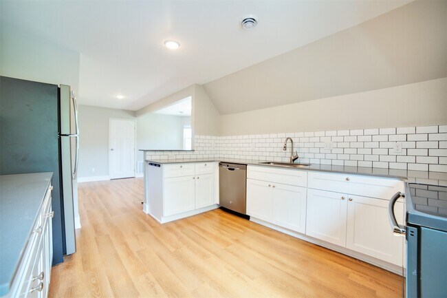 Photo - 3004 West St Unit 201