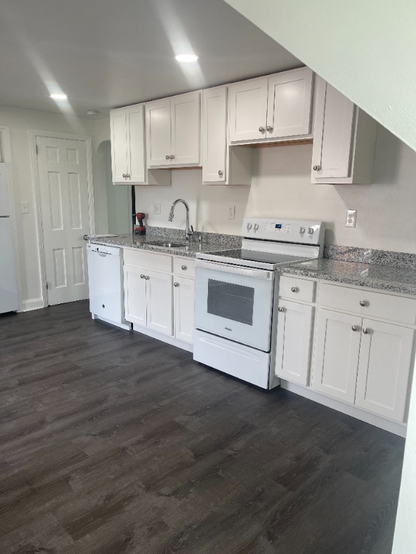 Building Photo - 701 Academy Rd Unit 2FL