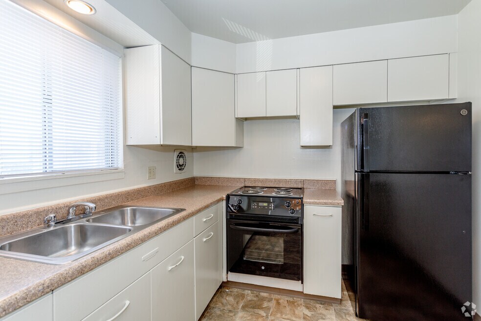 2BR, 1BA - 925 SF