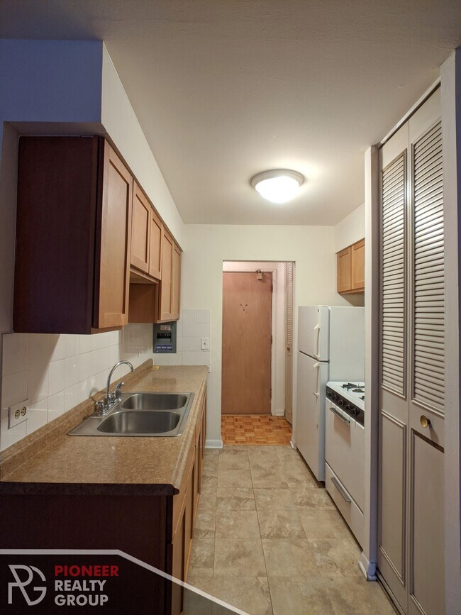 Photo - 510 W Briar Pl Apartments Unit 505