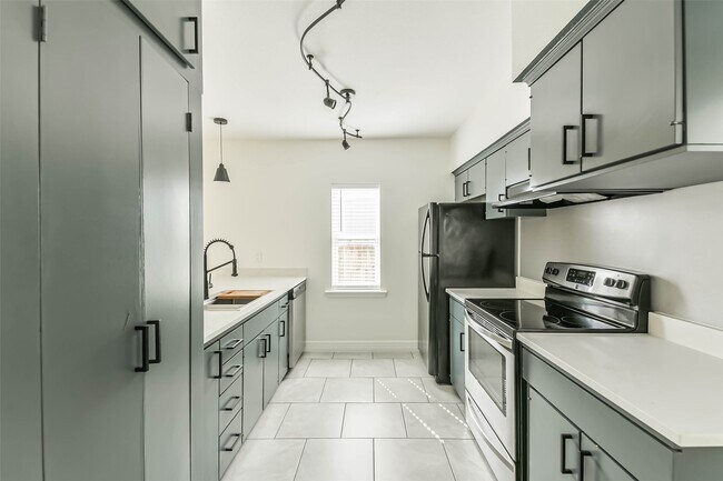 Photo - 5922 Fairdale Ln