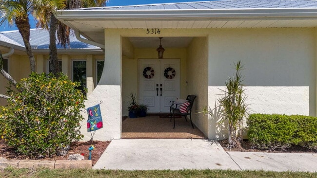 Building Photo - "Spacious 3-Bed Sanctuary with 3.5 Baths in Charming Port Charlotte!"