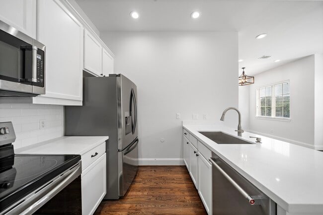 Photo - 2924 Leeland St