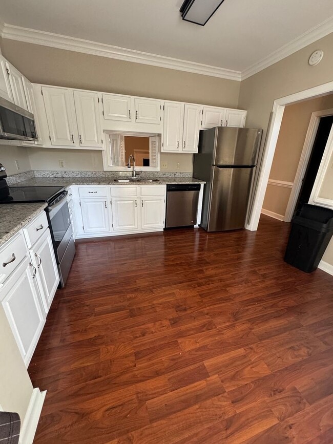 Photo - Spacious and inviting 3-bedroom