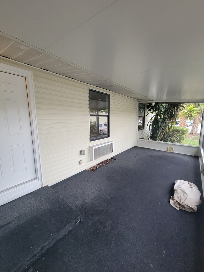 Amplio patio con mosquitera - 4079 E Michigan St Unidad Crossings at Conway