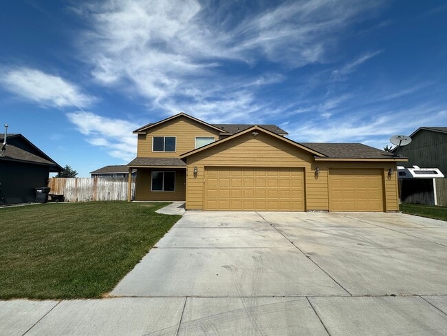 Spacious 4 Bedroom, 3 Bath Home with Fence... - Spacious 4 Bedroom, 3 Bath Home with Fence...