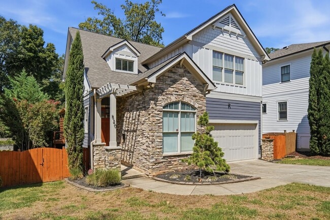 Photo - 520 Iverson Way