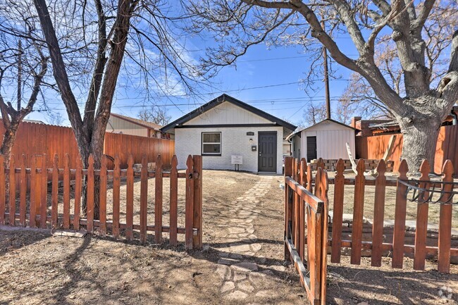 Building Photo - Charming Cottage on Huge Lot with Fenced Y... Rental