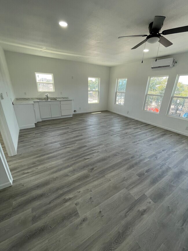 Photo - 238 W Davis St Apartments Unit #10