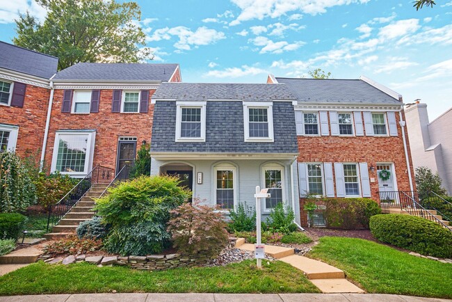 Building Photo - Stunning 3 Bed 2.5 Bath Townhome In Vibran...