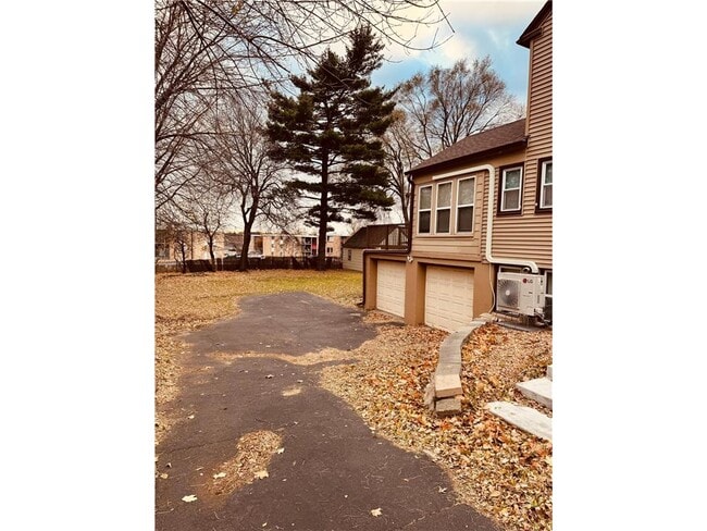 Photo - 115 E 58th St