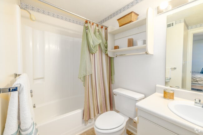 2BR, 2BA - 874SF - Bathroom