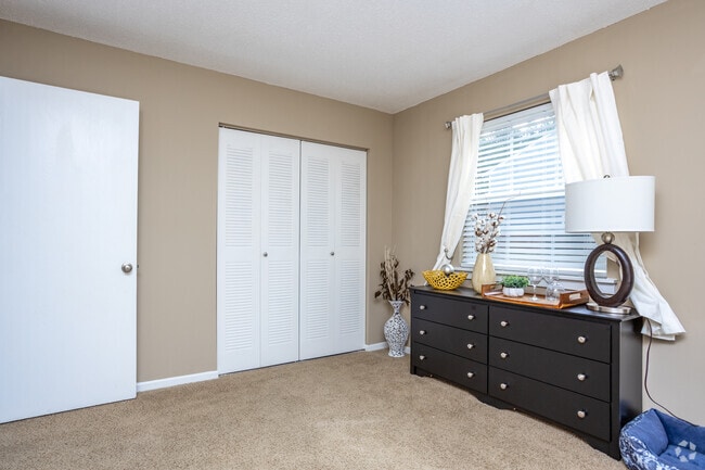 2BR, 1.5BA - 929 SF