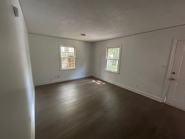 Photo - 823 S Kilbourne Rd