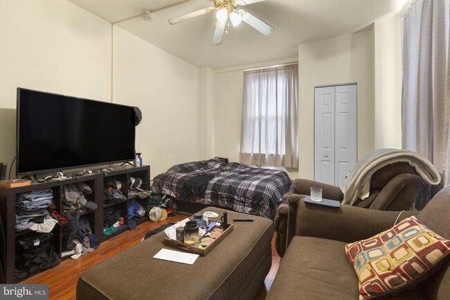 Building Photo - 1324 Locust St Unit 1419