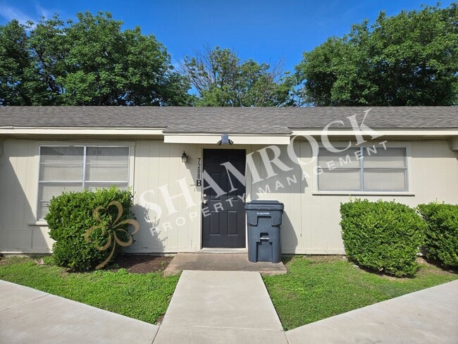 Building Photo - 2/1 Triplex in Waco ISD!