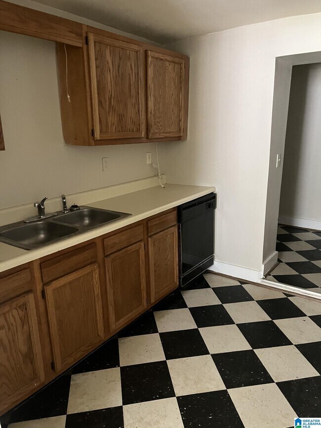 Photo - 905 40th St S