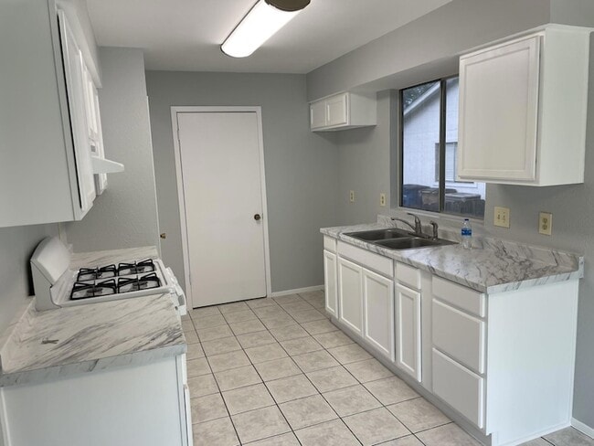 Photo - 305 Hickok Ct