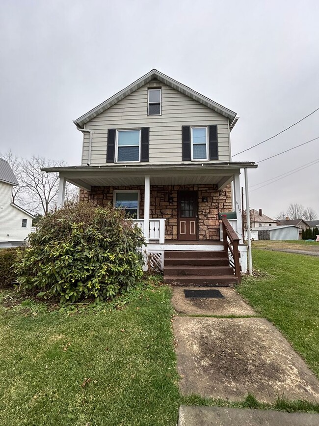 NOW AVAILABLE! Three Bedroom Home in Grove... - NOW AVAILABLE! Three Bedroom Home in Grove...