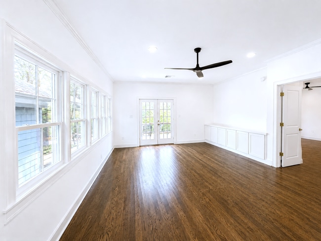 1204 W 22 1/2 St