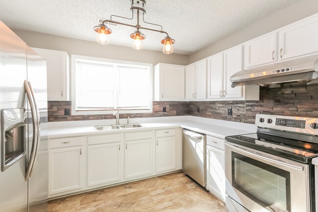 Photo - 206 Glenlea Ln