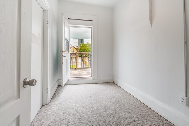 Photo - 190 Victoria St N