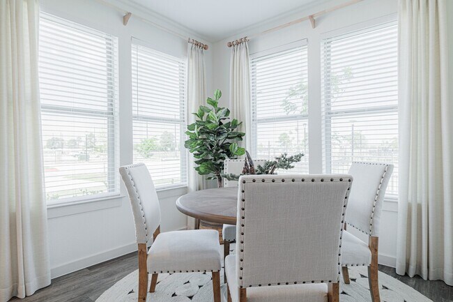 Photo - Live Rent-Free for 8 Weeks + Pocket a $500... Unit WO2
