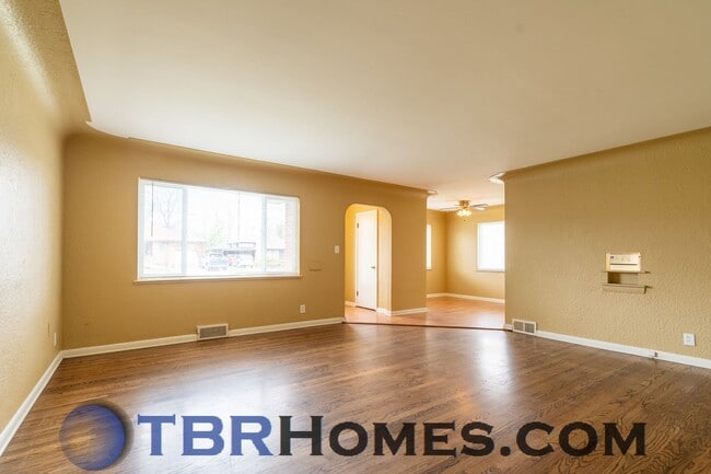 Photo - 2052 Jamaica St