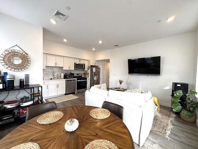 Photo - 302 Broadway Unidad 303