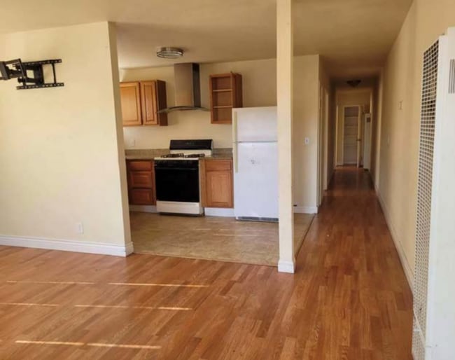 Photo - 437 E 9th St Unit 437