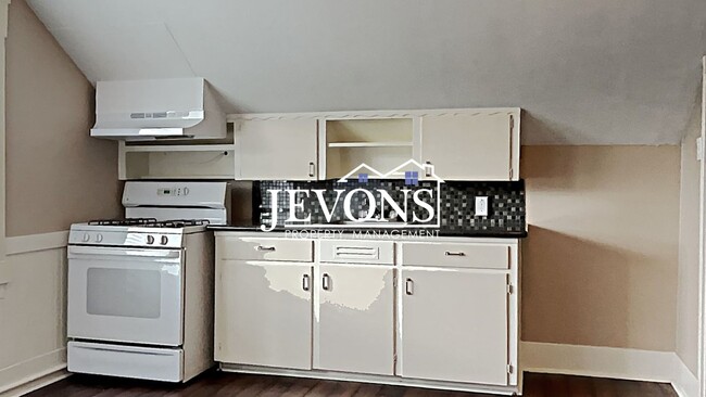 Building Photo - $300 Rent Credit - Make yourself at home i... Unit 112 D St SW - 3