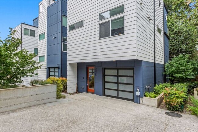 Stunning Standalone Townhome In Coveted Lincoln Park w/ AC (1st Month Free)