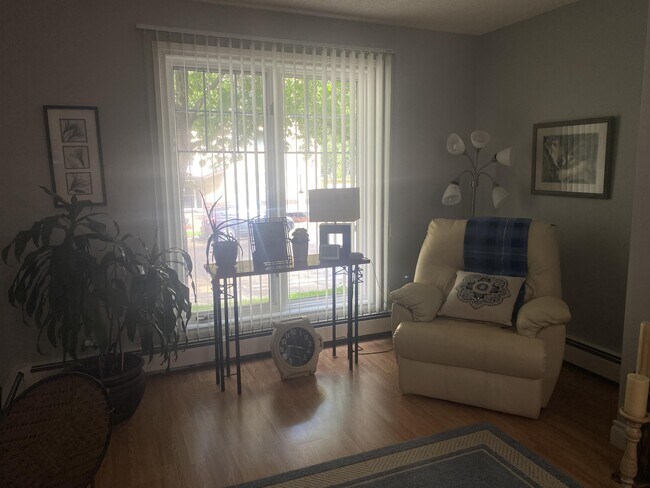 Photo - 2242 Cornwall St