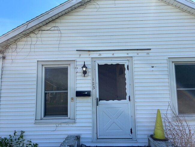 Building Photo - 2 Bedroom/1 Bathroom East Peoria Home for ...