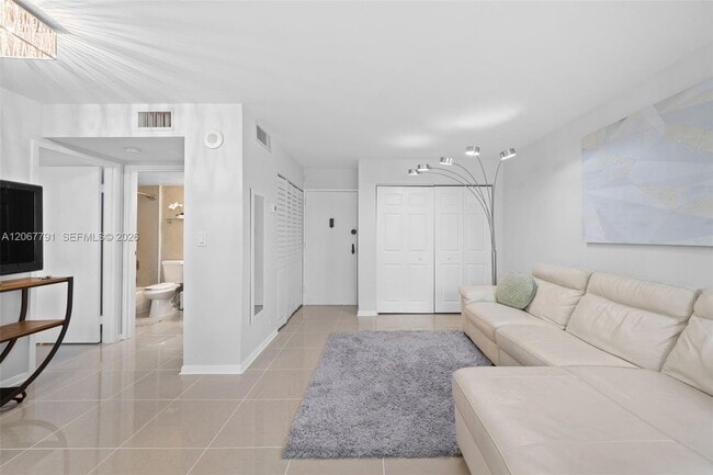 Photo - 17021 N Bay Rd Unidad 425