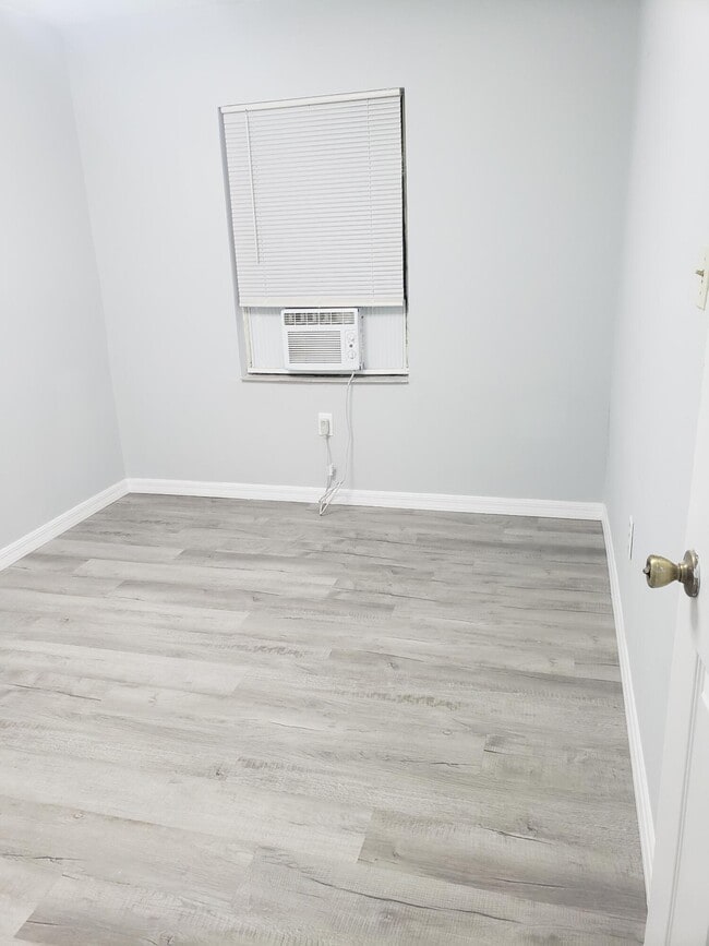 Photo - 2106 Henry St NE Unidad A