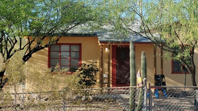 Building Photo - 901 W Esperanza Ave
