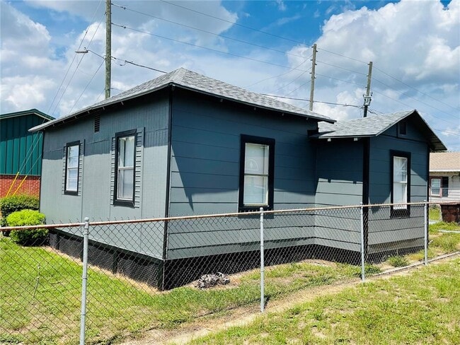 Photo - 1023 Ave D