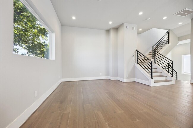 Building Photo - 1621 Wheeler Ave Unit D Rental