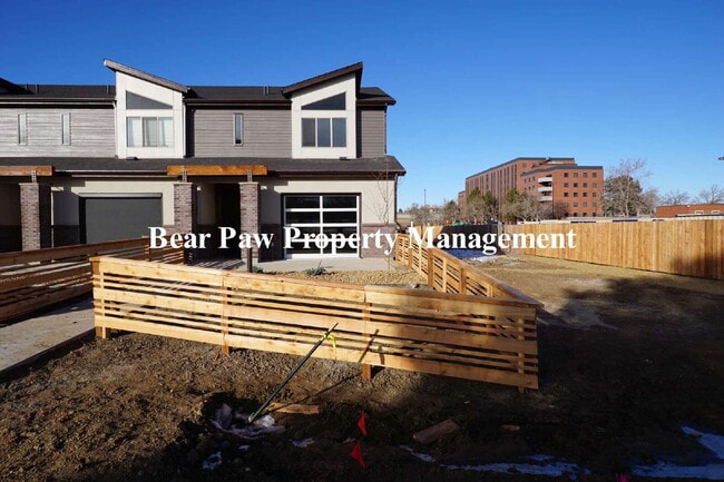 Building Photo - Newer Townhome in Lakewood!!