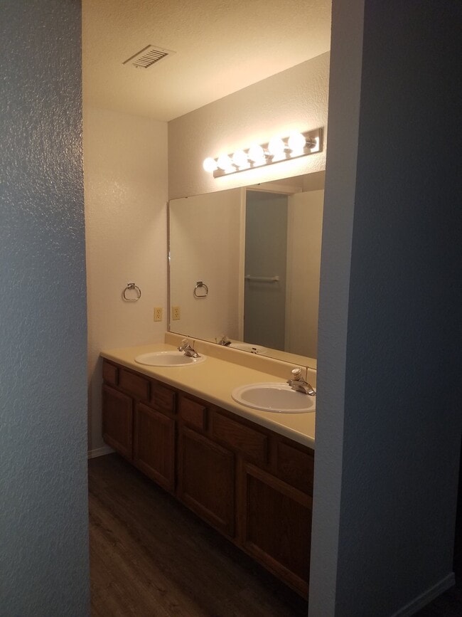 Photo - Nice 1 Bedroom 1 Bath Unfurnished Condo Ne... Unidad 2