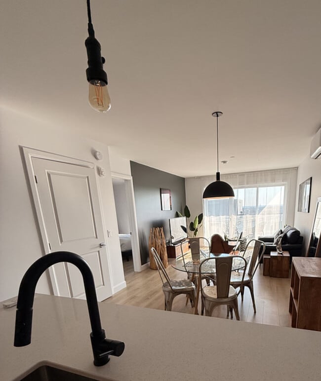Photo - 2947F Rue du Grand Voyer Unit SI ID1519873P